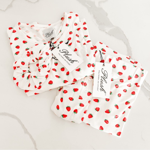 NWT Plush Revolve Pajama Strawberry Set Scrunchie Small - Picture 6 of 6